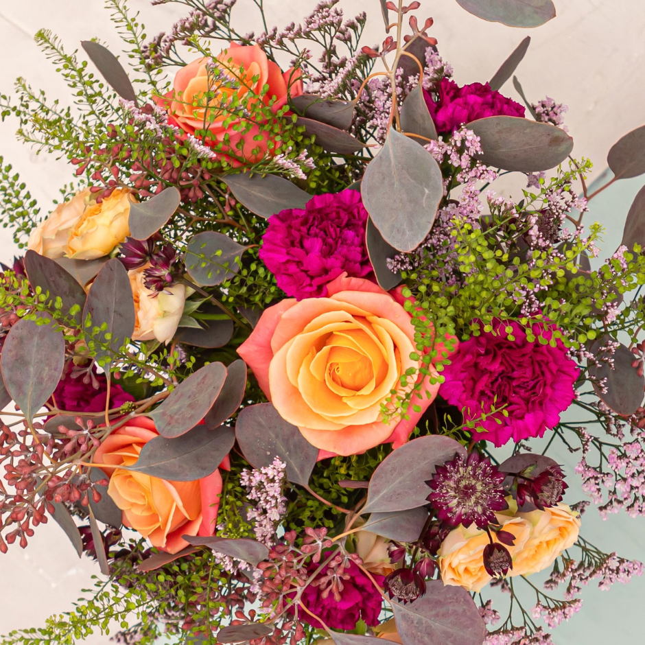Gros plan sur un bouquet de roses blanches