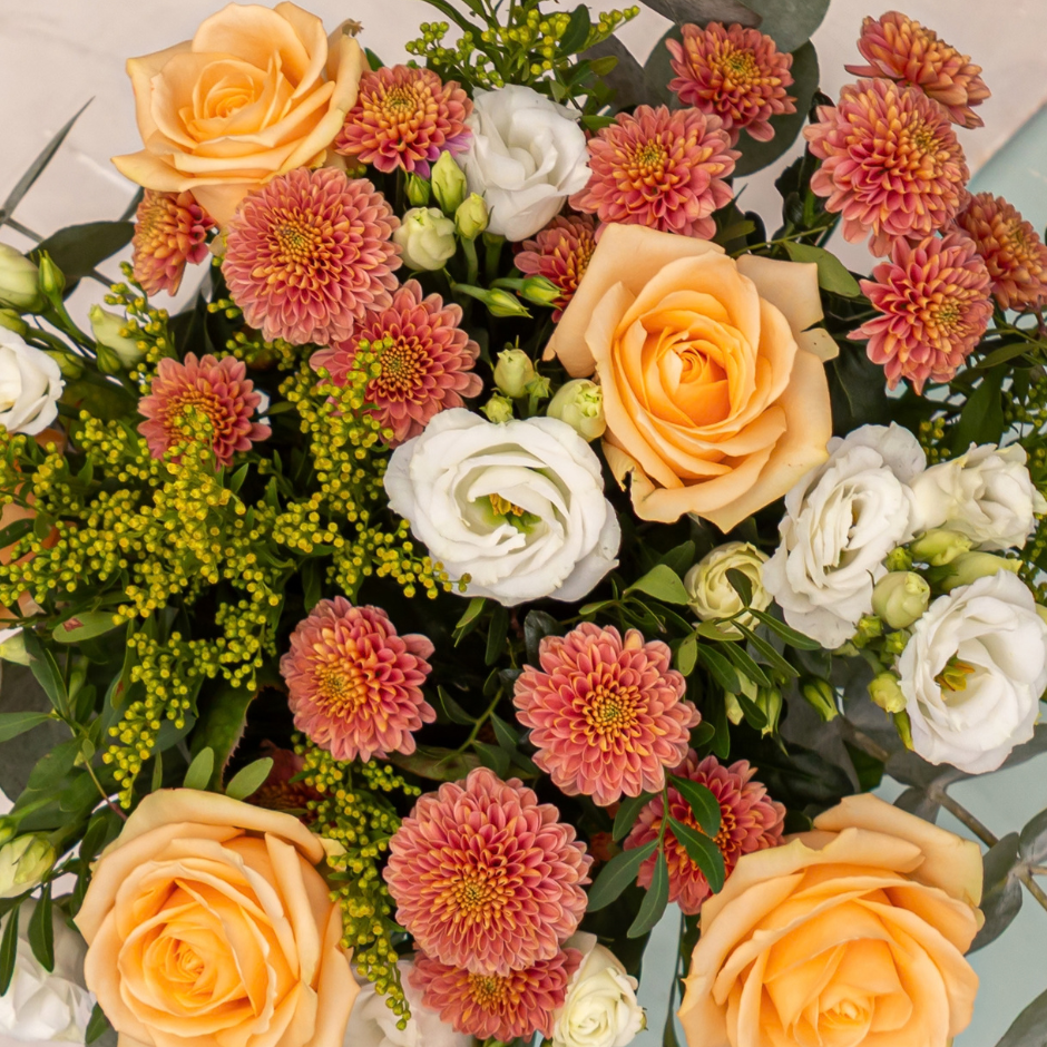 Gros plan sur un bouquet de roses blanches