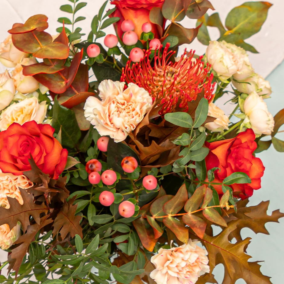 Gros plan sur un bouquet de roses blanches