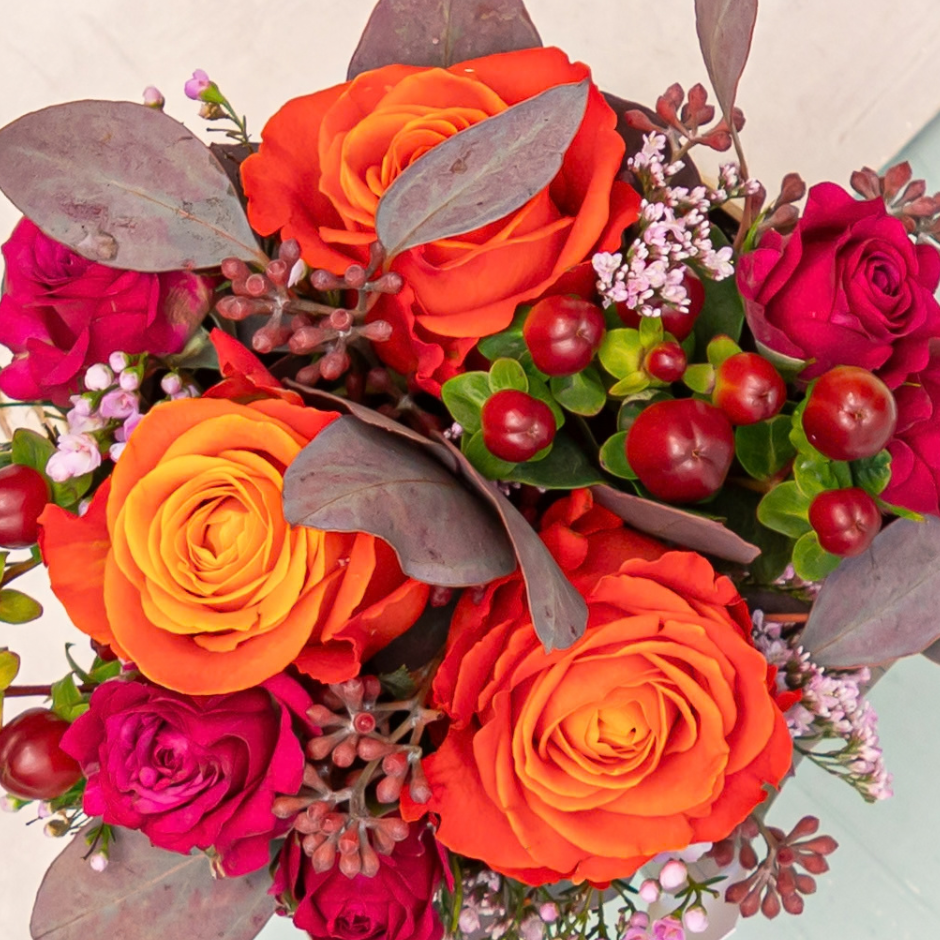 Gros plan sur un bouquet de roses blanches