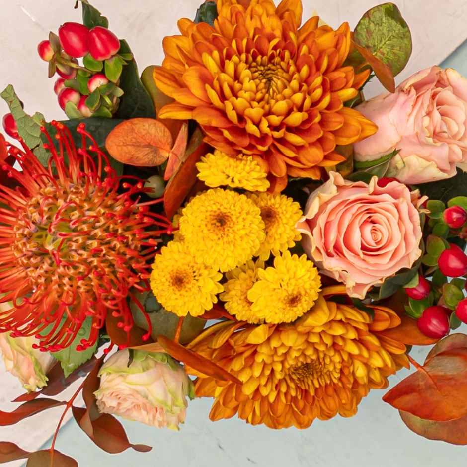 Gros plan sur un bouquet de roses blanches